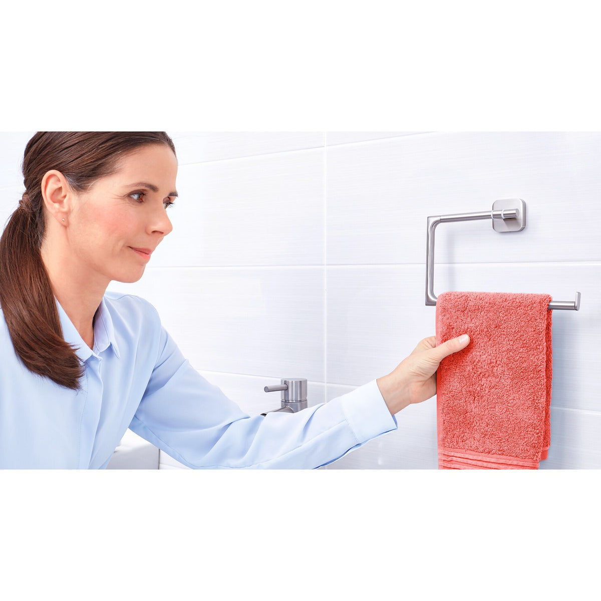 tesa Esteetic Handtuchring, Edelstahloptik, inkl. Klebelösung – Anwendung