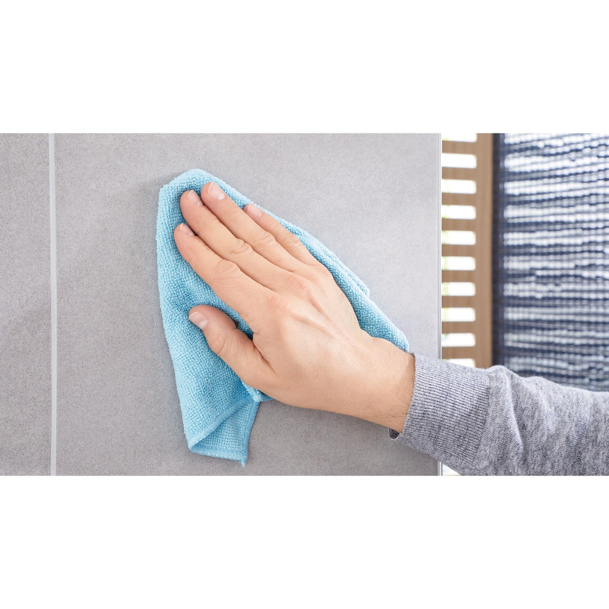 tesa Exxcellent Toilettenpapierhalter mit Deckel, Metall, verchromt, inkl. Klebelösung – Anwendung