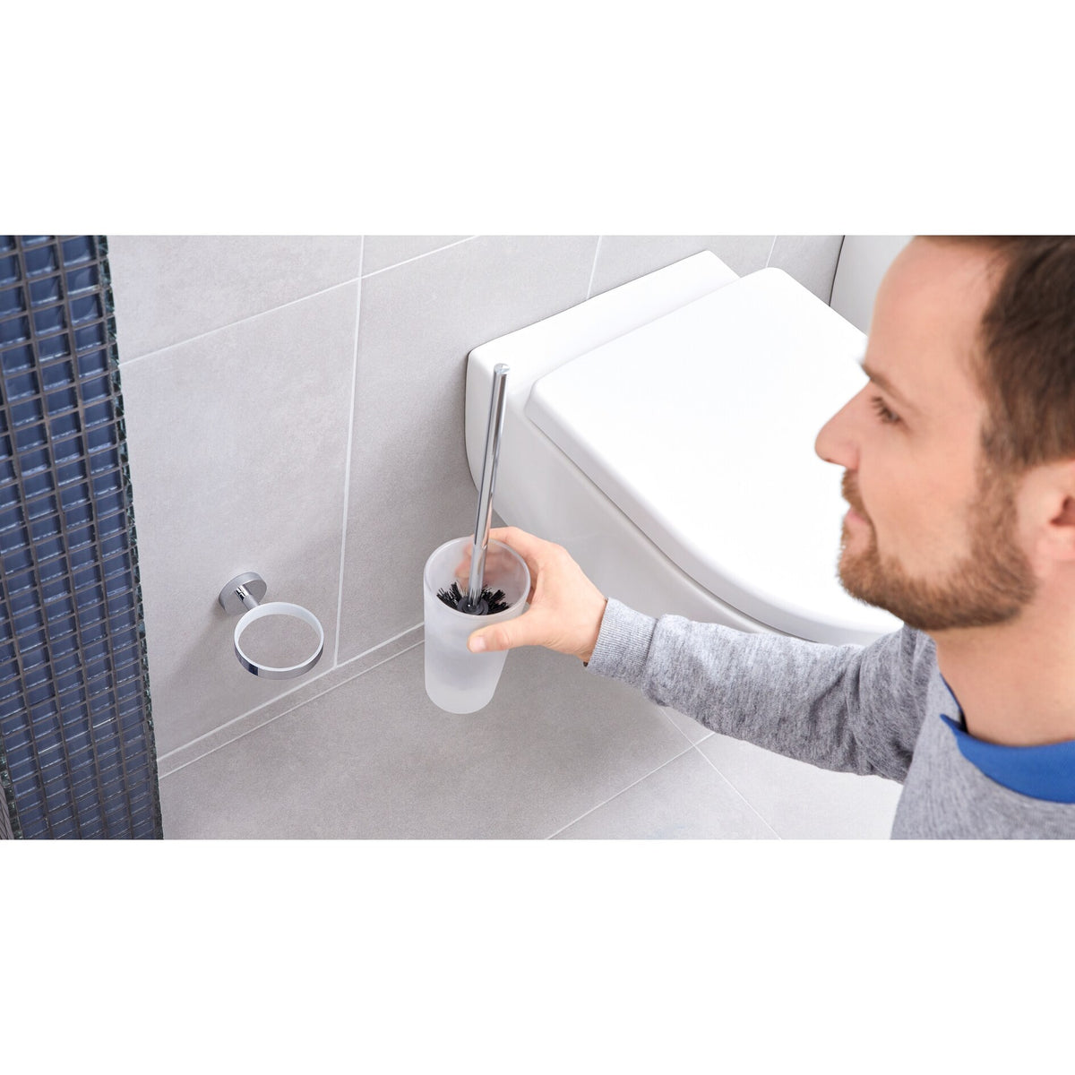 tesa Exxcellent Toilettenbürste, Metall, verchromt, inkl. Klebelösung – Anwendung