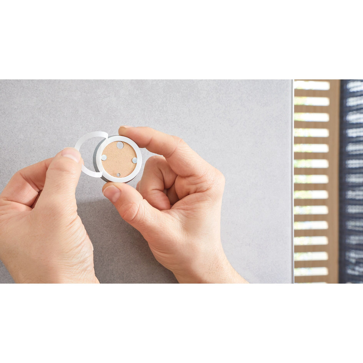tesa Exxcellent Handtuchhalter, Metall, verchromt, 2-armig, inkl. Klebelösung – Anwendung