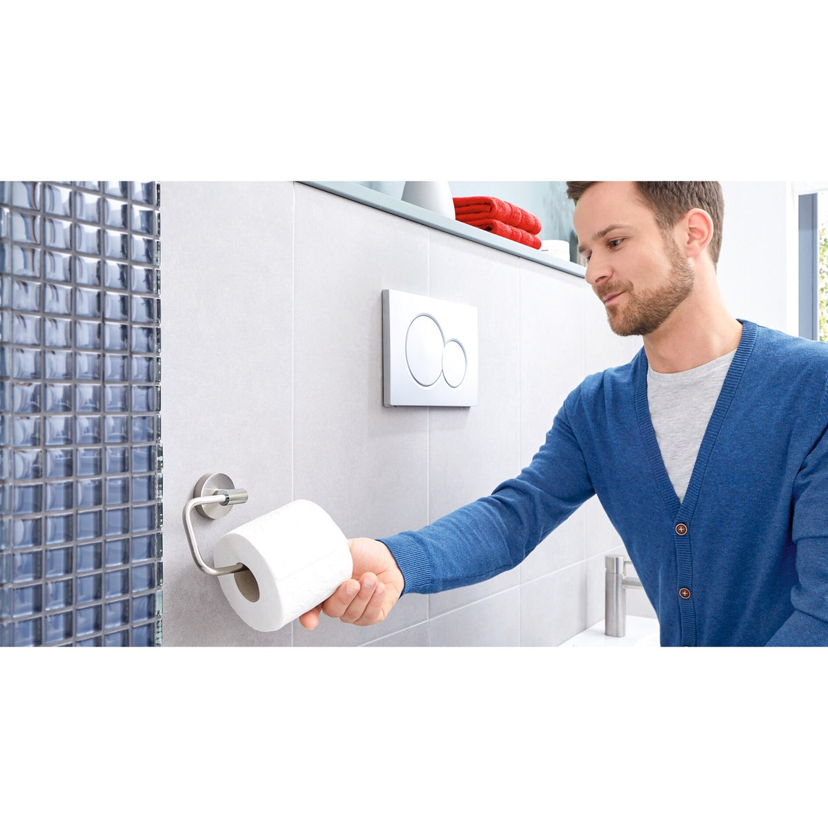 tesa Nooblesse Toilettenpapierhalter ohne Deckel, Edelstahloptik, inkl. Klebelösung – Anwendung