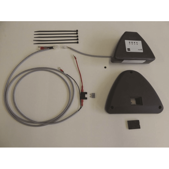 Súprava IntelliTrail - Montážna sada pre swingo 350/455 od Diversey Deutschland GmbH & Co. OHG obsahuje čierne zariadenie s káblom, trojuholníkový kryt, štyri káblové spony, dlhý sivý kábel so zástrčkami a malú poistku na bielom podklade.