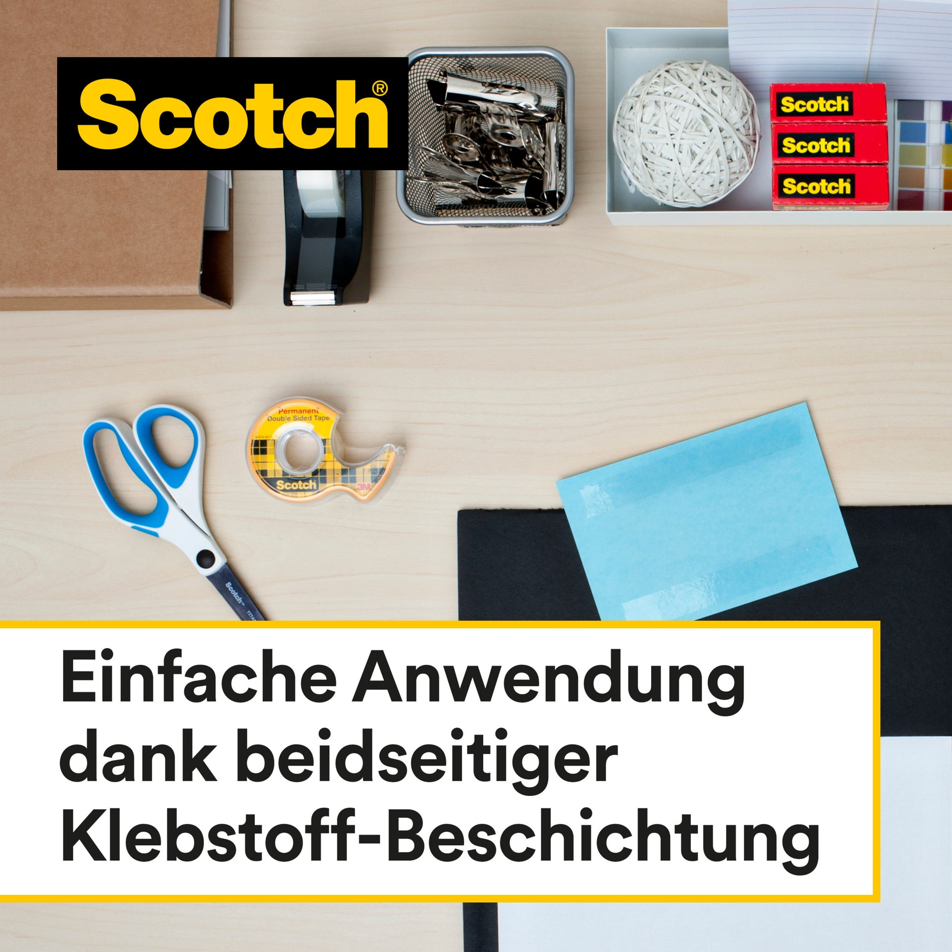 Ein Schreibtisch mit Büromaterial und Scotch® doppelseitigem Klebeband von 3M Deutschland GmbH. Text: "Einfache Anwendung dank beidseitiger Klebstoff-Beschichtung." Packung: 1 Rolle, 12 mm x 33 m.