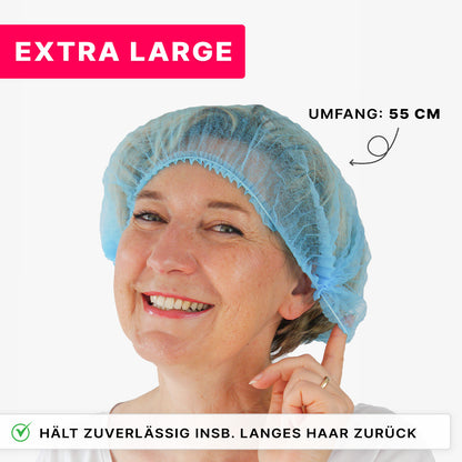 Eine Frau lächelt und trägt eine ARNOMED COVER PP-KLIPPHAUBE XL der ARNOWA GmbH. Der deutsche Text vermerkt "EXTRA LARGE", 55 cm Umfang, und sein zuverlässiger Halt für lange Haare sorgt für optimale Hygiene. Hergestellt aus PP-Vlies für den einmaligen Gebrauch.