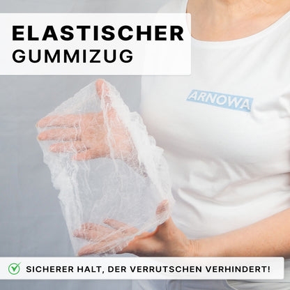 Eine Person hält ARNOMED COVER PP-KLIPPHAUBE XL (55cm, PP-Vlies) von ARNOWA GmbH. Die Aufschrift: "Elastischer Gummizug" und "Sicherer Halt, der Verrutschen verhindert!"-ideal für Hygiene und Einweg-Klipphaube.