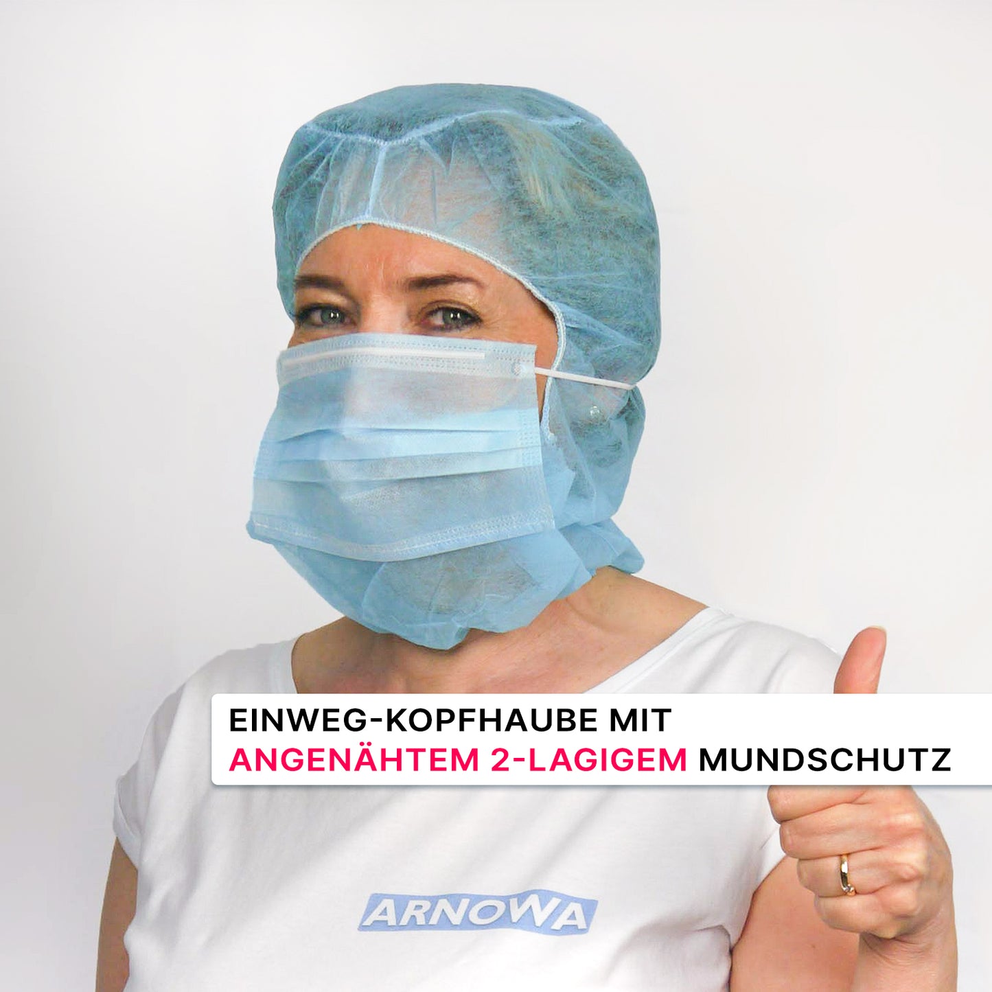 Eine Person, die einen blauen ARNOMED COVER PP-ASTROHAUBE MIT 2-LAGIGEM MUNDSCHUTZ der ARNOWA GmbH trägt, zeigt den Daumen nach oben. Deutscher Text beschreibt die Einweg-Astrohaube mit zweilagiger Maske. Das ARNOWA-Logo ist sichtbar.