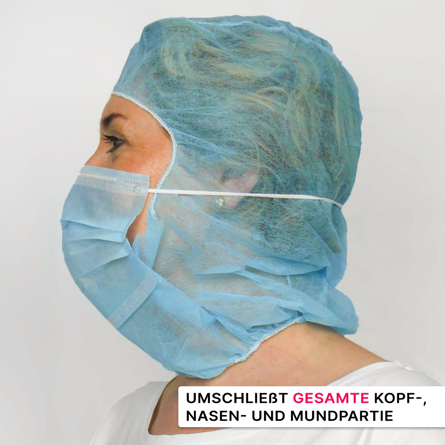 Eine Person trägt den ARNOMED COVER PP-ASTROHAUBE MIT 2-LAGIGEM MUNDSCHUTZ der ARNOWA GmbH, der ihren Kopf, ihre Nase und ihren Mund vor einem schlichten weißen Hintergrund bedeckt. Der deutsche Text erscheint in der unteren rechten Ecke.