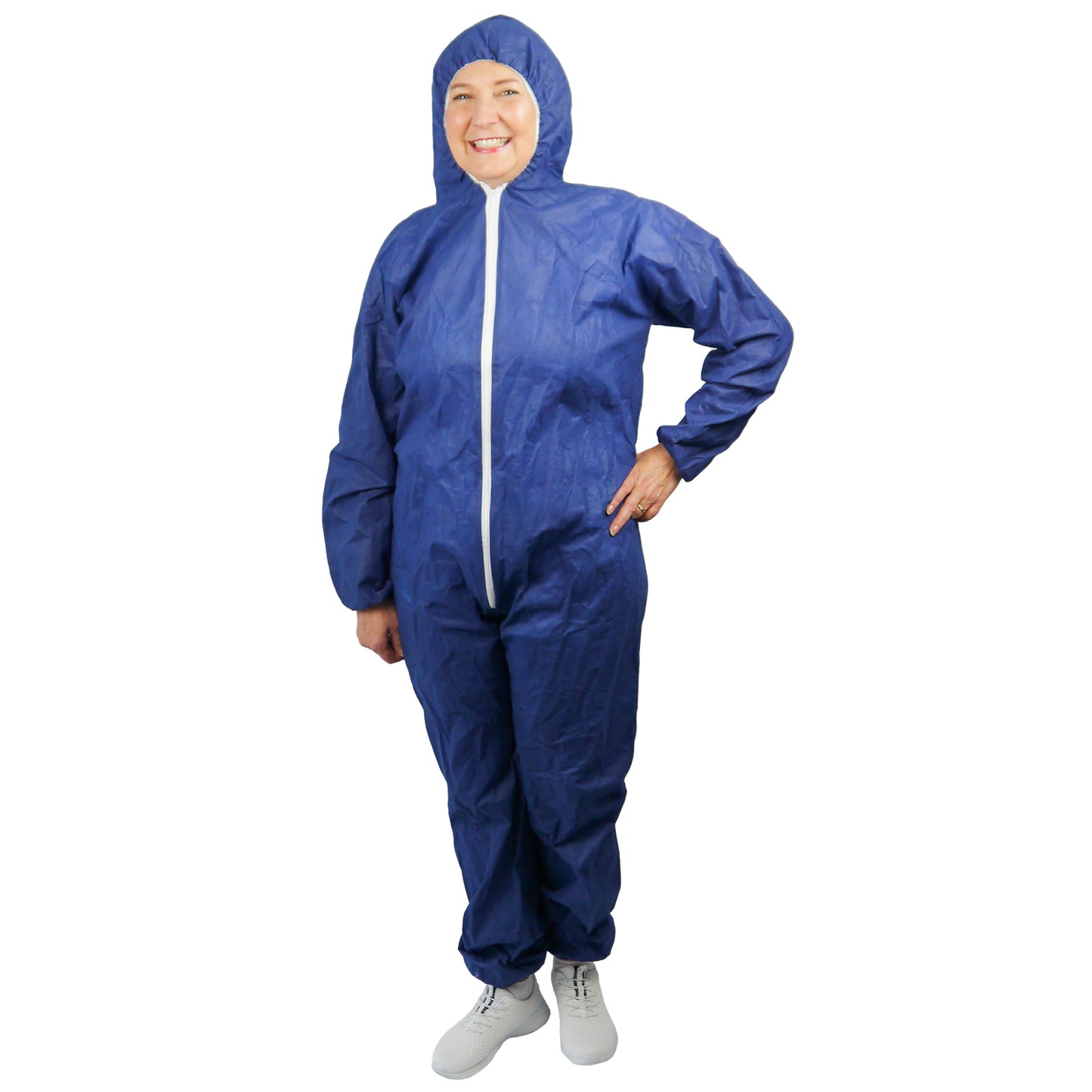 Osoba stojí pred kamerou a má na sebe ARNOMED COVER PP-OVERALL BLUE jednorazový overal s kapucňou z PP-vlákna v modrej farbe od ARNOWA GmbH, s bielym zipsom a bielymi topánkami, pred bielym pozadím.