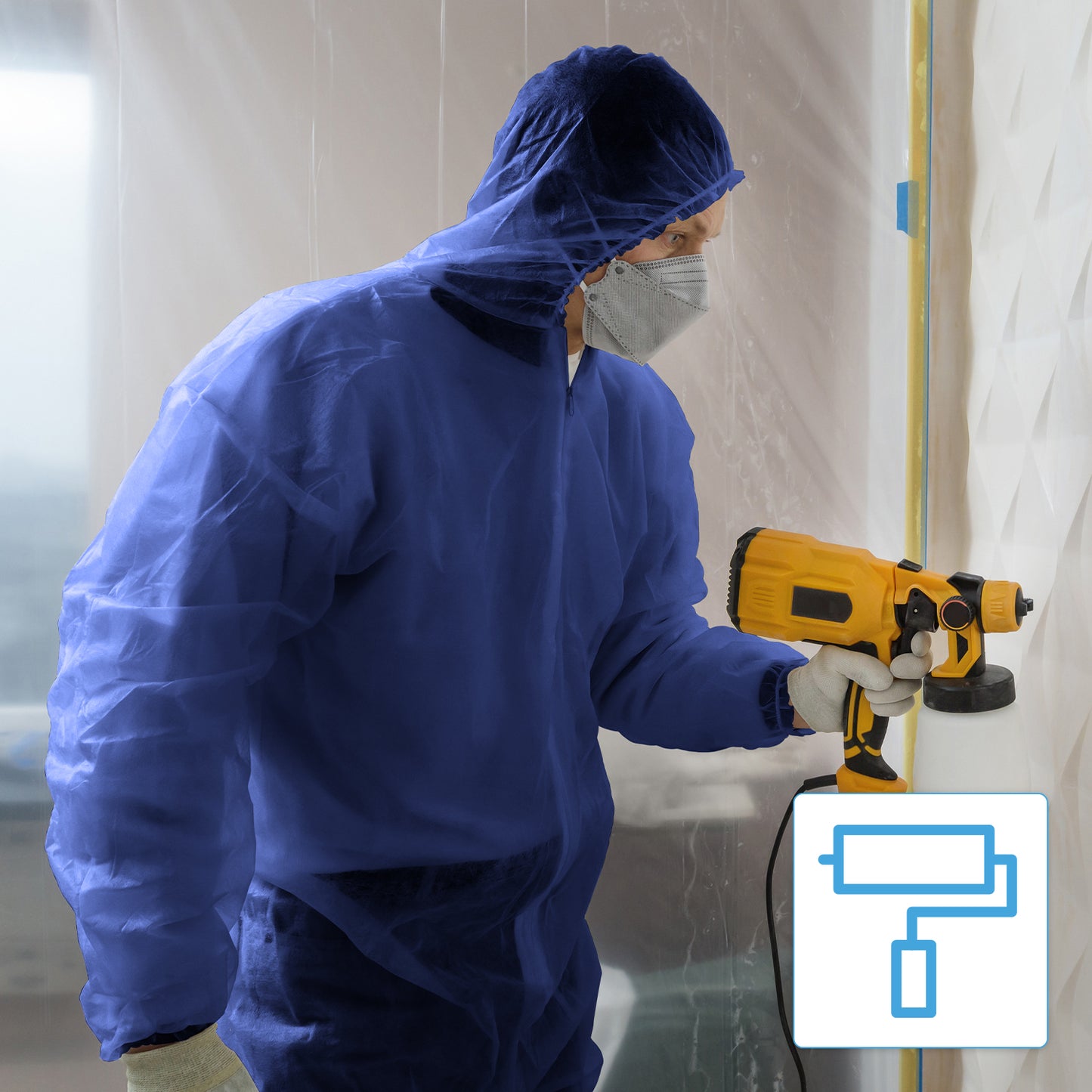Osoba v ARNOMED COVERALL PP-OVERALL BLUE jednorazovom overale s kapucňou od ARNOWA GmbH a rukavicami používa žltý striekací prístroj vo vnútri, s plastovou fóliou v pozadí a symbolom valčeka na farbu v pravom dolnom rohu.