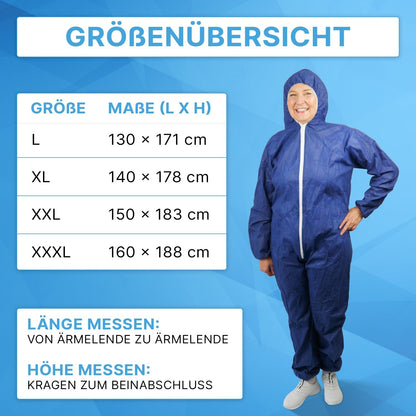Žena v ARNOMED COVERALL PP-OVERALL BLUE jednorazovom overale s kapucňou z PP-vlákna od ARNOWA GmbH stojí s úsmevom vedľa tabuľky veľkostí (L, XL, XXL, XXXL; cm) pred modrým pozadím.