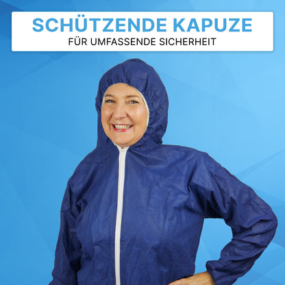 Osoba v ARNOMED COVERALL PP-OVERALL BLUE jednorazovom overale s kapucňou z PP-vlákna od ARNOWA GmbH stojí pred modrým pozadím. Nad obrázkom je napísané: "OCHRANNÁ KAPUCŇA PRE KOMPLEXNÚ BEZPEČNOSŤ".