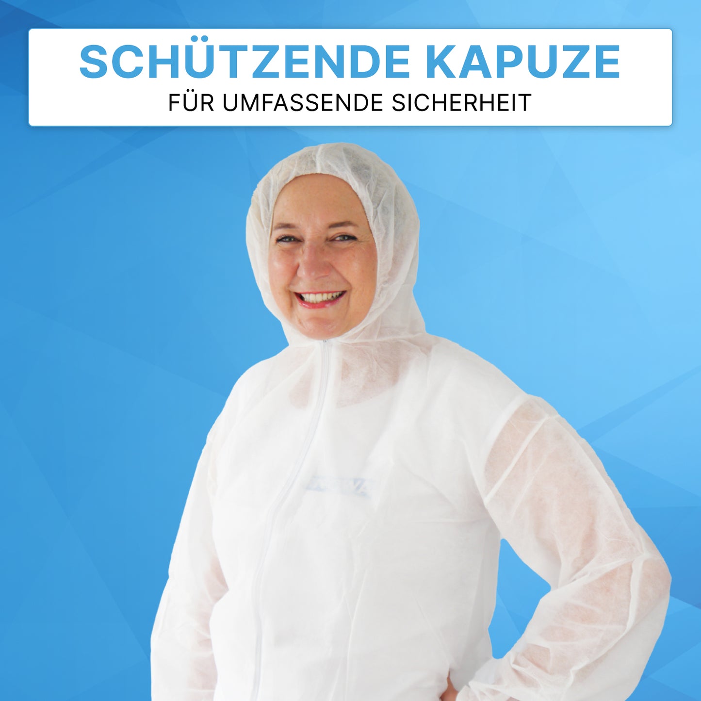 Osoba v ARNOMED COVER PP-OVERALL WHITE od ARNOWA GmbH s kapucňou stojí pred modrým pozadím. Nad ňou je text "Ochranná kapucňa" a "Pre komplexnú bezpečnosť" v nemeckom jazyku.
