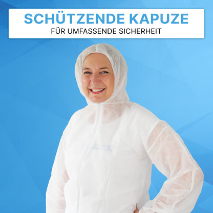 Osoba v ARNOMED COVER PP-OVERALL WHITE od ARNOWA GmbH s kapucňou stojí pred modrým pozadím. Nad ňou je text "Ochranná kapucňa" a "Pre komplexnú bezpečnosť" v nemeckom jazyku.