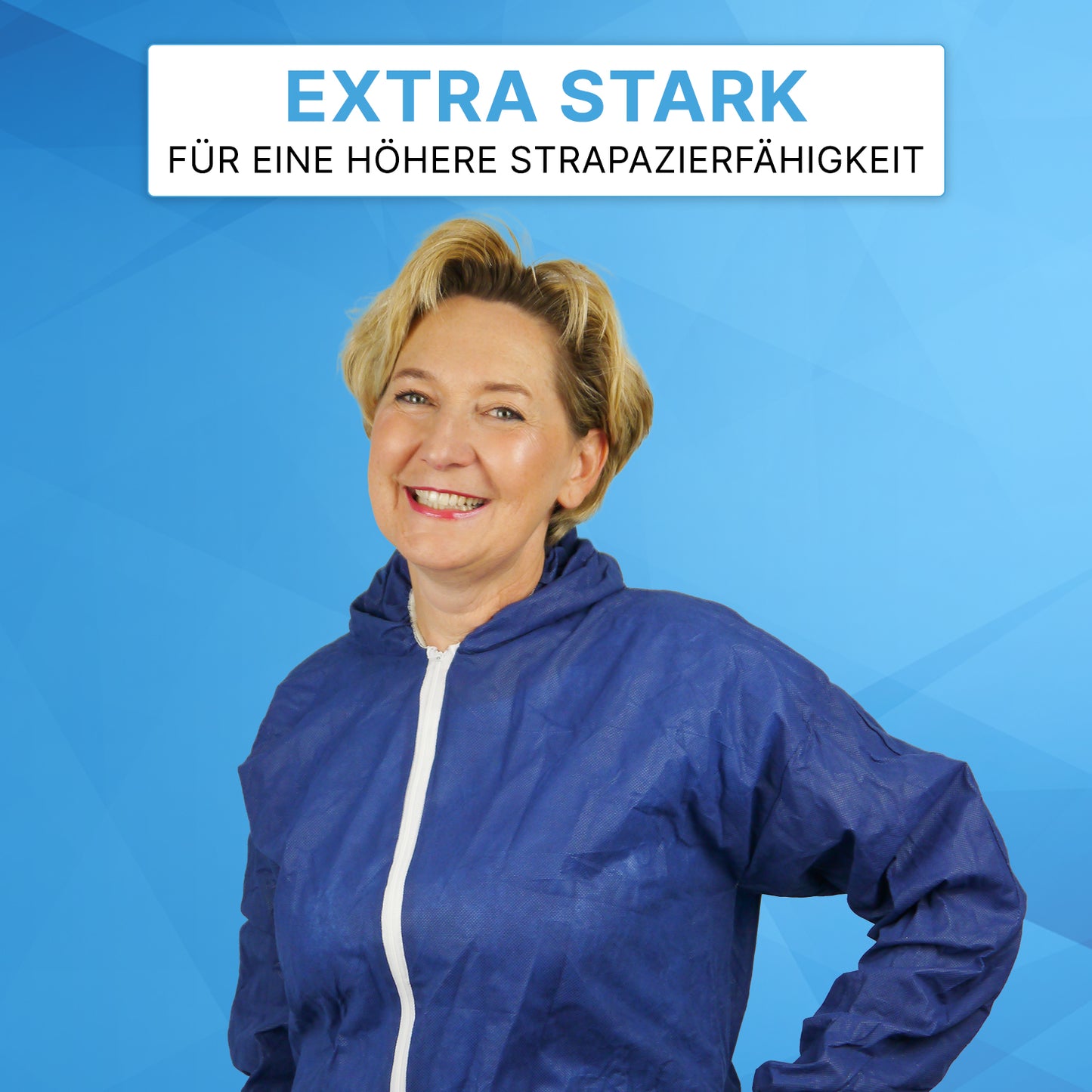 Žena v ARNOMED COVER PP-OVERALL XTRA STRONG od ARNOWA GmbH sa usmieva do kamery. Nad ňou je v nemeckom jazyku napísané "EXTRA SILNÝ - Pre vyššiu odolnosť" na modrom geometrickom pozadí.