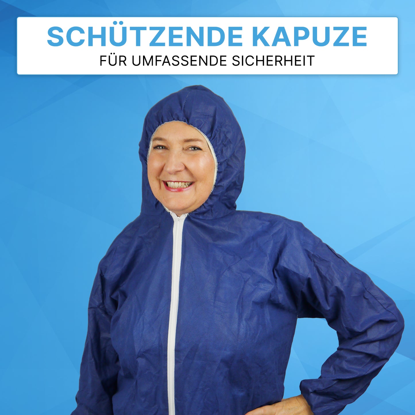 Žena nosí ARNOMED COVER PP-OVERALL XTRA STRONG od ARNOWA GmbH s kapucňou v modrej farbe pred modrým pozadím. Nad ňou sú texty "Ochranná kapucňa" a "Pre komplexnú bezpečnosť".