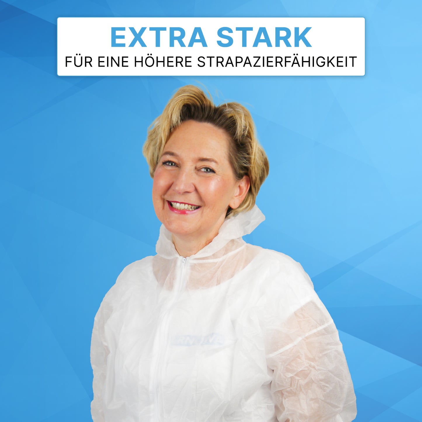 Usmievajúca sa žena má na sebe biely ARNOMED COVER PP-OVERALL XTRA STRONG od spoločnosti ARNOWA GmbH pred modrým geometrickým pozadím. Nad ňou je na tabuli napísané "EXTRA SILNÝ PRE VYŠŠIU ODOLNOSŤ" v nemeckom jazyku.