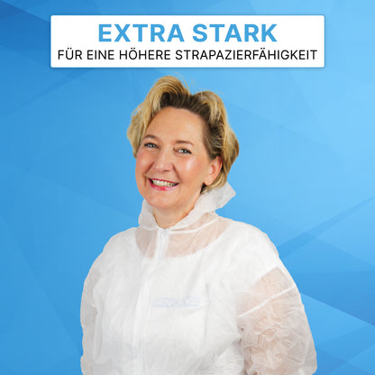 Usmievajúca sa žena má na sebe biely ARNOMED COVER PP-OVERALL XTRA STRONG od spoločnosti ARNOWA GmbH pred modrým geometrickým pozadím. Nad ňou je na tabuli napísané "EXTRA SILNÝ PRE VYŠŠIU ODOLNOSŤ" v nemeckom jazyku.