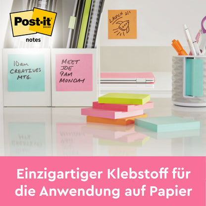 3M Deutschland GmbH Post-it® Notes, Energetic Collection (76 mm x 127 mm, 100 listov/blok, 6 blokov/balenie, 100% PEFC) v pastelových farbách sú vystavené na stole s ďalšími kancelárskymi potrebami. Slogan: "Jedinečné lepidlo na papier.