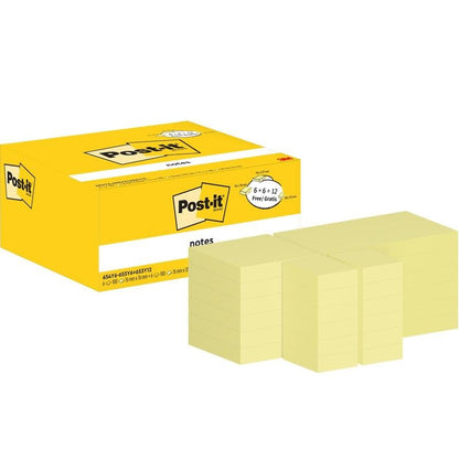 Žltá škatuľka s poznámkami 3M Post-it® Notes (Žltá, rôzne veľkosti, 100 listov/blok, 12+12 zadarmo blokov) je prezentovaná s hromadami pred ňou. Kartónové balenie ukazuje značkové logo a 100% PEFC-certifikáciu (SGSCH-PEFC-COC-110078).