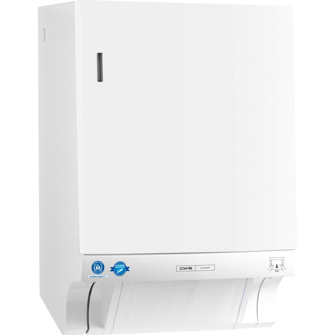 Dávkovač látkových uterákov CWS ParadiseLine Dry Slim, štíhly biely nástenný dávkovač, má odkrytý uterák na spodnej strane a predné symboly a certifikácie.