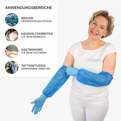 Eine lächelnde Frau im weißen Hemd setzt ARNOMED Xtra Strong PE-Ärmelschoner (flüssigkeitsabweisend, Einweg, 100 Stück, ARNOWA GmbH) auf. Icons neben ihr zeigen die Verwendung in Medizin, Haushalt, Gastronomie und Tattoo-Studios.