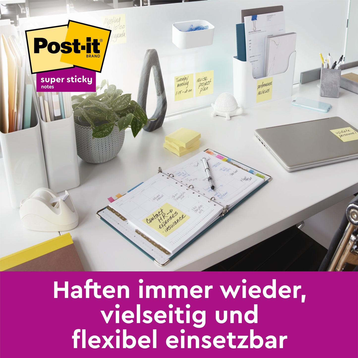 Na upratanom kancelárskom stole s laptopom, plánovačom a zásobami sa používajú 3M Deutschland GmbH Post-it® Super Sticky Notes Žltá (47,6x47,6 mm), PEFC-certifikovaný, 90 listov/blok, 21+3 zdarma v balení - a podčiarkujú tak svoju udržateľnú všestrannosť a opakovateľnosť.
