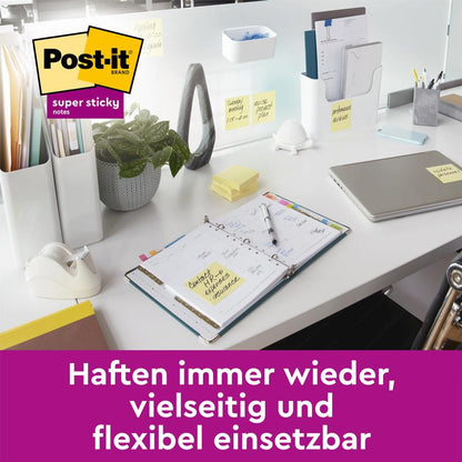 Pre uprataný stôl s laptopom, plánovačom a zásobami sa postarajú Post-it® Super Sticky Notes, 76 mm x 76 mm, 90 listov/blok (3M Deutschland GmbH), ktoré sú pripevnené na predmetoch. Text: "Opakovane držia, všestranne a flexibilne použiteľné."