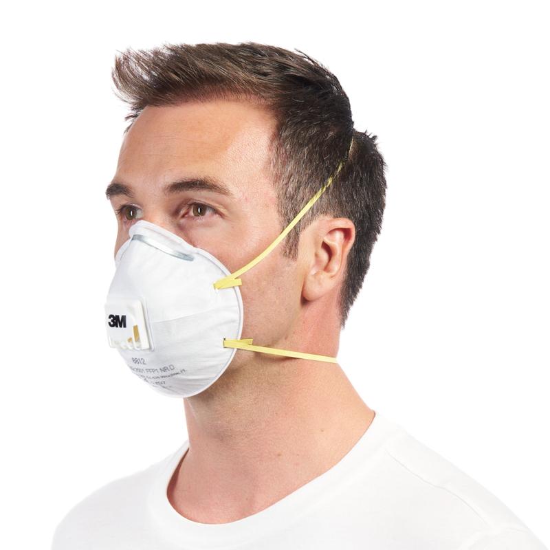 Muž v jednoduchom bielom košeli nosí 3M™ Cool Flow™ časticovú masku 8812, FFP1, s ventilom (3M Deutschland GmbH), z bočného pohľadu na bielom pozadí. Maska má žlté pásky a je dodávaná v 3-balení.