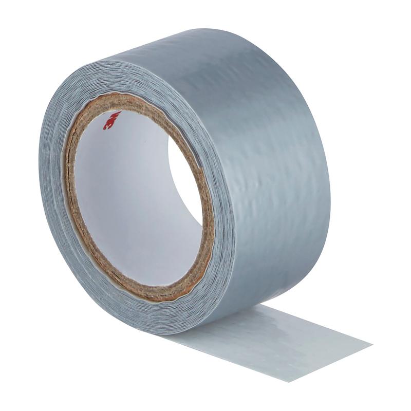 Rolka univerzálnej lepiacej pásky Scotch® Extremium™ od 3M Deutschland GmbH (3 m x 19 mm) je čiastočne odvinutá a leží naplocho, takže je viditeľná lepiaca strana a jemne štruktúrovaný strieborný povrch.