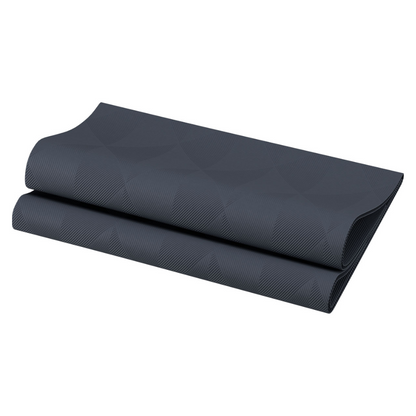 Skladaná servítka v tmavošedej farbe s jemným geometrickým vzorom od Duni GmbH vyžaruje eleganciu so svojím lesklým vzhľadom.