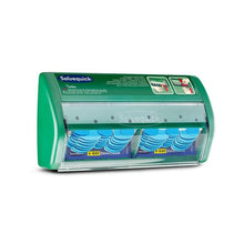 Zelený dávkovač röntgendetegovateľných náplastí Salvequick od Orkla Wound Care AB, ktorý obsahuje 2x30 náhradných náplastí, je umiestnený na bielom pozadí, pričom návod na použitie je vytlačený vpravo hore na dávkovači.