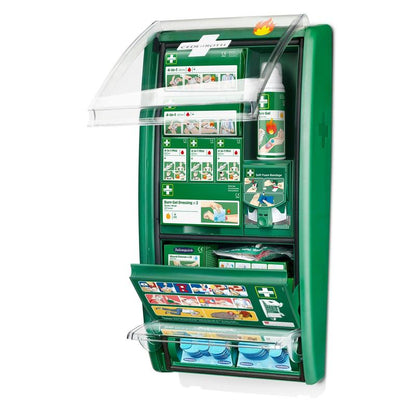 Stanica prvej pomoci a popálenín Cederroth od Orkla Wound Care AB je zelená, na stene namontovaná sada v jednom balení s priehradkami na popáleniny, gély a bandáže, ako aj s ilustrovaným návodom v kryte a priehradkách.