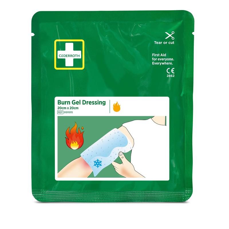 Na zelenej krabičke s nápisom "Cederroth burn dressing 20x20 cm | Balenie (1 kus)" od Orkla Wound Care AB je zobrazená ruka, ktorá prikladá sterilný obväz na spálenú ruku, so symbolmi prvej pomoci pri popáleninách a zmiernenia bolesti.