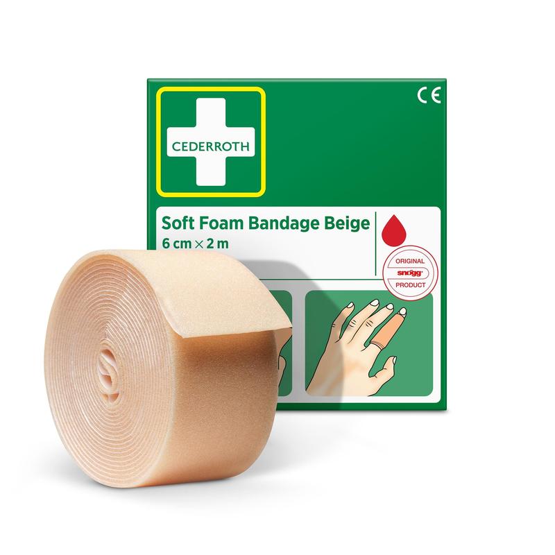 Rolka béžovej Cederroth mäkkej penovej bandáže (6 cm x 2 m) od Orkla Wound Care AB je zobrazená pred jej zeleno-bielym obalom s ilustrovaným návodom a červeným symbolom kvapky.
