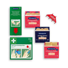 Cederroth First Aid doplňovacia súprava pre Cederroth dávkovač na ošetrovanie rán (Ref 51011006) od Orkla Wound Care AB obsahuje rôzne materiály prvej pomoci, náplasti, mäkkú penovú obväzovú súpravu a červený držiak na stenu, všetko na bielom pozadí.