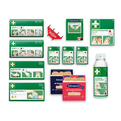 Cederroth prvá pomoc pre stanicu prvej pomoci Cederroth ref 51011026 od Orkla Wound Care AB obsahuje obväzy, náplasti, obväzy na popáleniny, sprej na rany, nožnice a viac - ideálny materiál prvej pomoci na bielom pozadí.