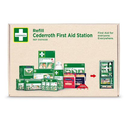 Fotografia krabice Cederroth prvej pomoci pre stanicu prvej pomoci Cederroth (51011026) od Orkla Wound Care AB s obväzmi, náplasťami, rukavicami a obrázkom stanice prvej pomoci, ako aj s ochrannou známkou a údajmi o produkte.