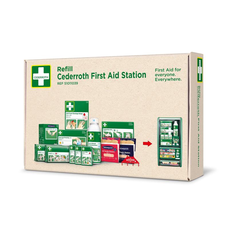 Krabica s nápisom "Cederroth prvá pomoc pre stanicu prvej pomoci Cederroth ref 51011026 | Krabica (1 balenie)" od Orkla Wound Care AB zobrazuje obrázky materiálov prvej pomoci a na stenu montovanej stanice s textom: "Prvá pomoc pre všetkých. Všade."