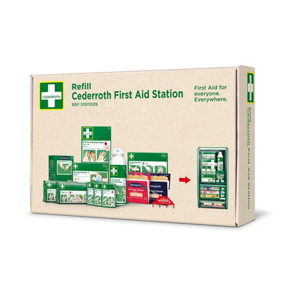 Krabica s nápisom "Cederroth prvá pomoc pre stanicu prvej pomoci Cederroth ref 51011026 | Krabica (1 balenie)" od Orkla Wound Care AB zobrazuje obrázky materiálov prvej pomoci a na stenu montovanej stanice s textom: "Prvá pomoc pre všetkých. Všade."