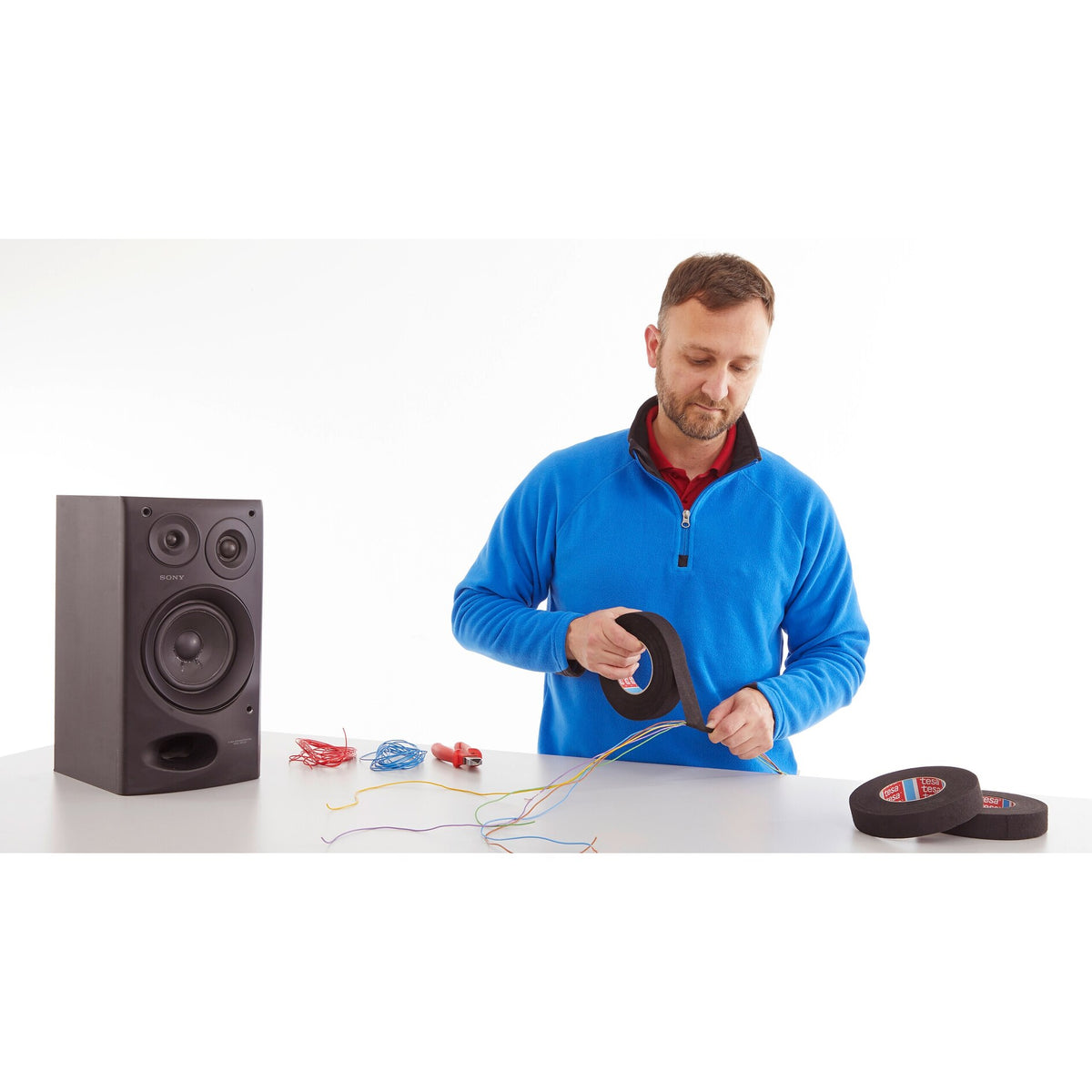 tesa 51609 PET-Vliesklebeband, 3'' Kern, 50 m x 19 mm, schwarz – Anwendung
