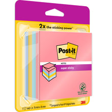 Eine Packung Post-it® Super Sticky Würfel, farbig (440 Blatt, 76 x 76 mm, 100% PEFC), von 3M Deutschland GmbH. Enthält rosa, blaue und gelbe Blöcke in einer Kunststoff-/Kartonschachtel. Das Etikett zeigt "2x starke Klebekraft" und das 3M-Logo.