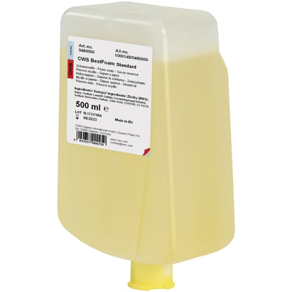 500 ml nádoba z priehľadného plastu s penou na mydlo CWS BestFoam Standard s bielym štítkom, žltou tekutinou a viacjazyčnými produktovými informáciami pre optimálnu hygienu rúk. Značka: CWS.