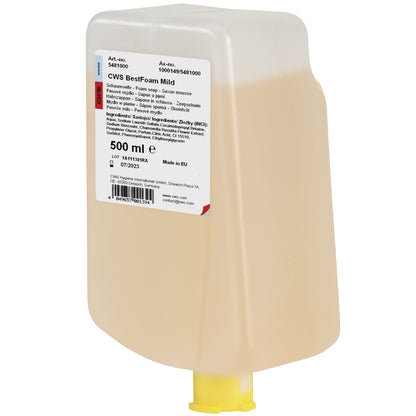 Obdĺžnikový plastový dávkovač s objemom 500 ml CWS penového mydla BestFoam Mild, ideálny pre citlivú pokožku, s výtokom na dne a bielou, viacjazyčnou etiketou. Ideálny na každodennú hygienu rúk. Značka: CWS.