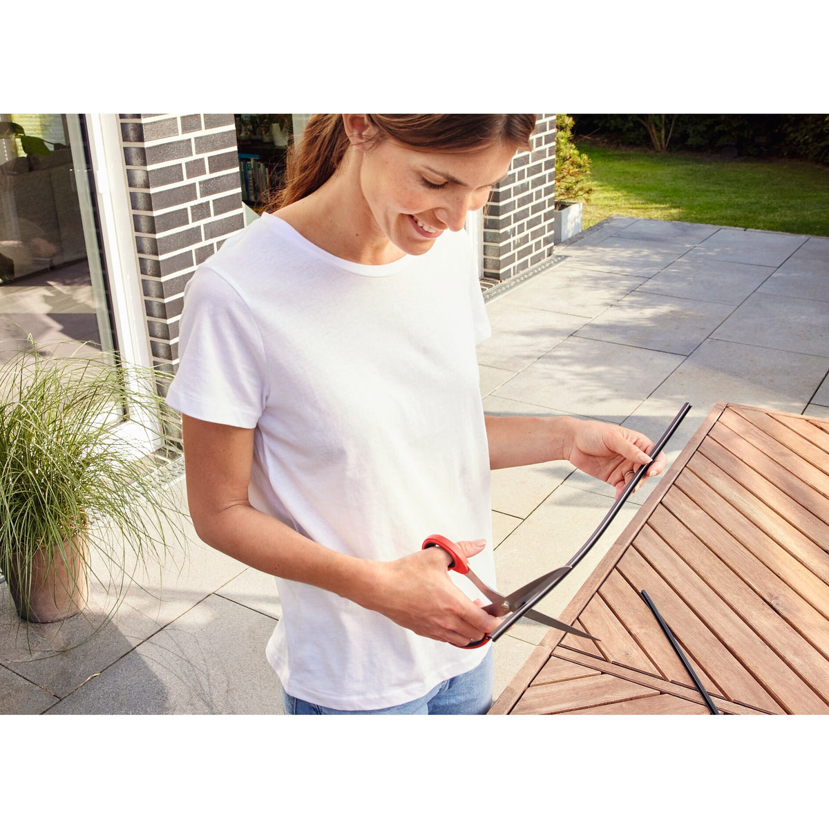 tesa INSECT STOP Aluminium Lamellen Vorhang Premium, 95 x 220 cm, schwarz – Anwendung
