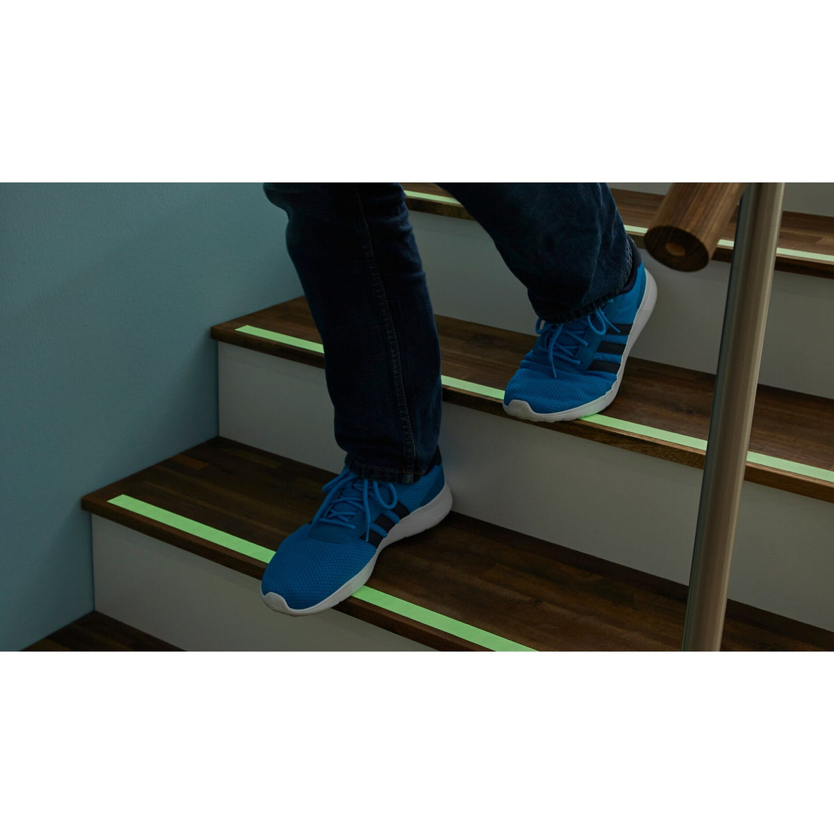 tesa Anti-Rutschband Fluoreszent, 5 m x 25 mm, neon-gelb – Anwendung