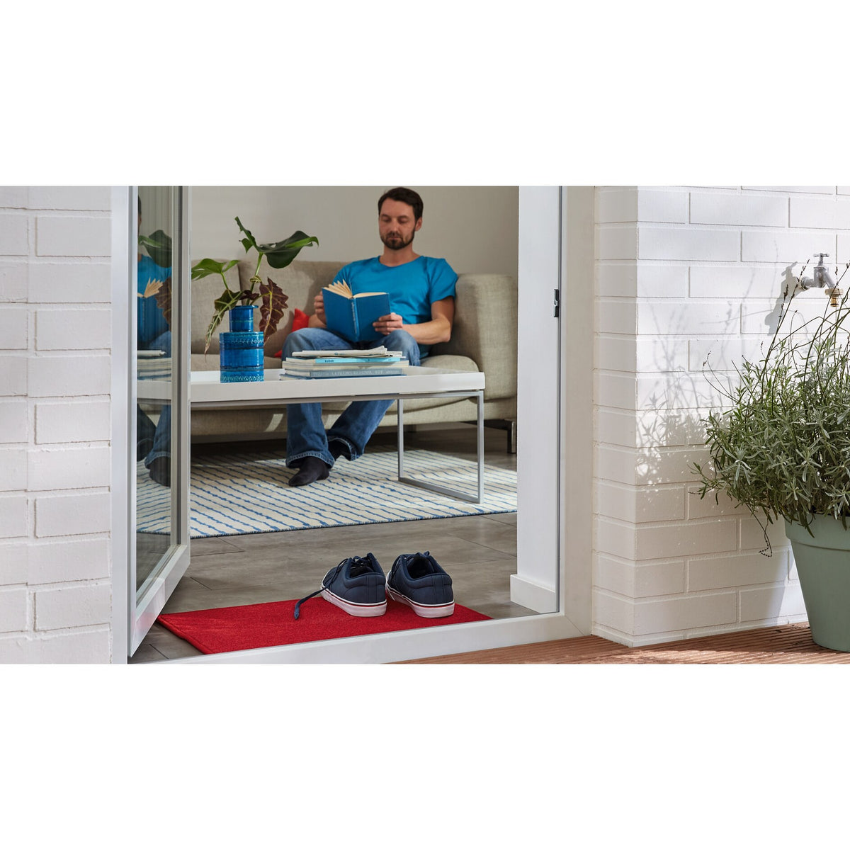 tesa 55735 Verlegeband, rückstandsfrei entfernbar, 25 m x 50 mm, weiß-transluzent – Anwendung