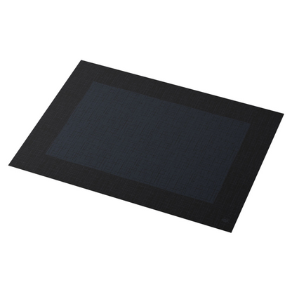 Duni Dunicel® stolový set 30 x 40 cm Linnea Black od Duni GmbH je obdĺžnikový, tmavo sfarbený stolový set s decentným vzorom. Má tmavší centrálny obdĺžnik, ktorý je obklopený svetlejším okrajom s tkanou textúrou, čím sa dokonale hodí do každej jedálne. Každé balenie obsahuje 100 kusov.