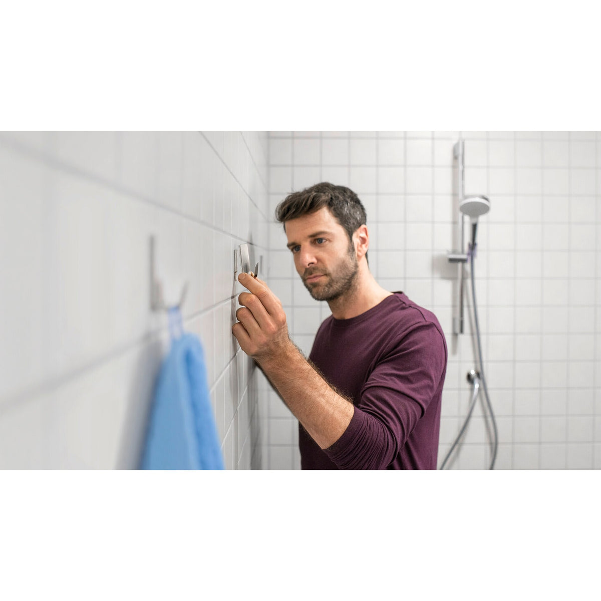 tesa Powerstrips Doppelhaken Waterproof Metall-Kunststoff, weiß – Anwendung