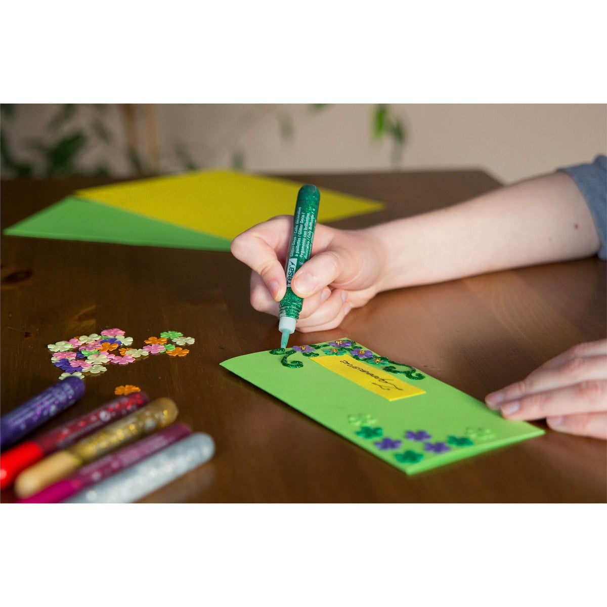 tesa Glitter glue – Anwendung