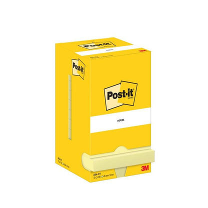 Zobrazená je žltá škatuľka Post-it® Notes (76 x 76 mm, 100 listov/blok, 12 blokov/bal.) od 3M Deutschland GmbH s dávkovačom. Kartónové balenie je 100% PEFC-certifikované (SGSCH-PEFC-COC-110078).